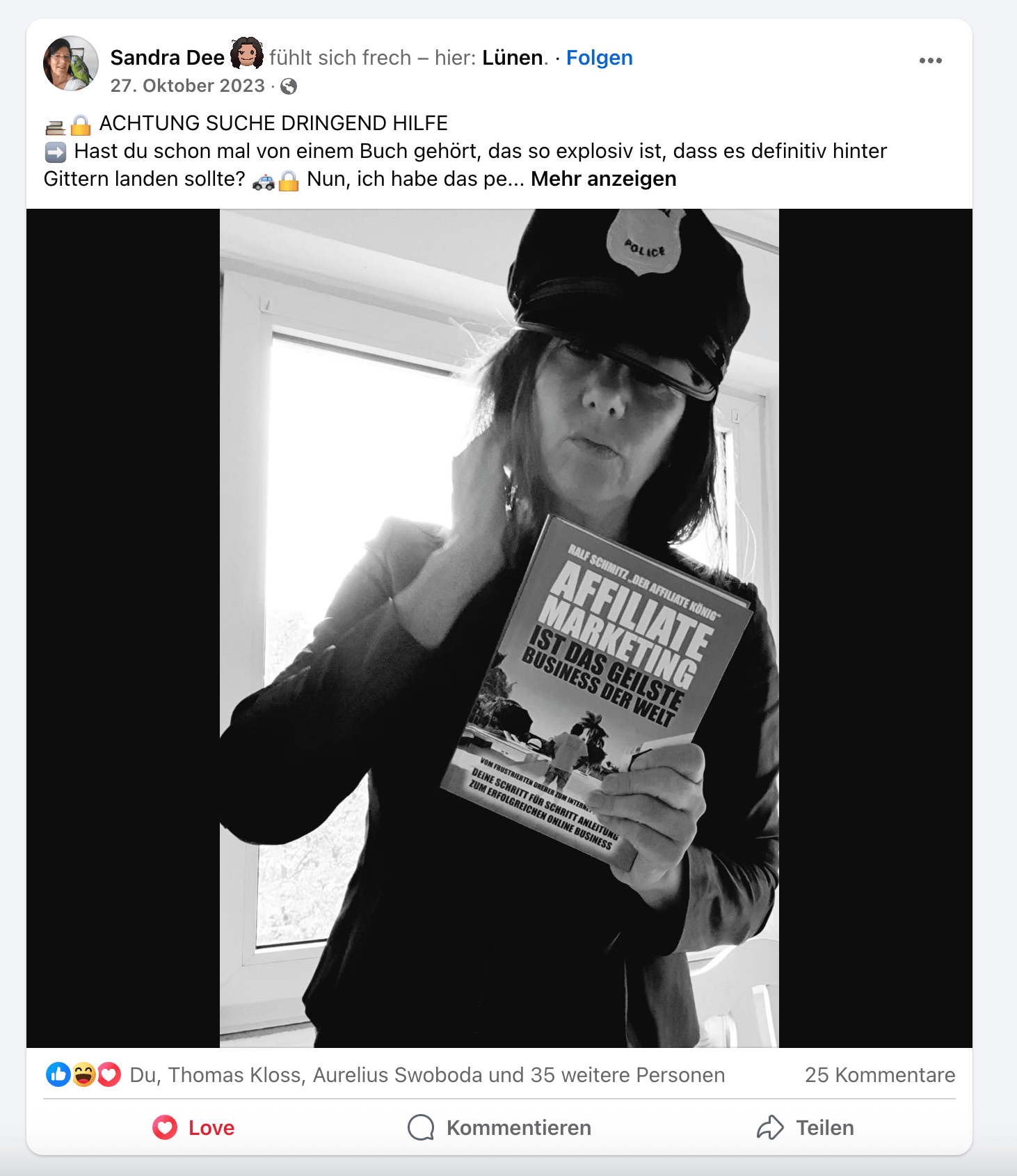 Sandra Dee mit dem Buch